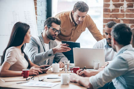 Réunion d'entreprise entre jeunes salariés