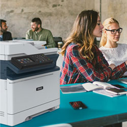 Réunion devant une imprimante Xerox